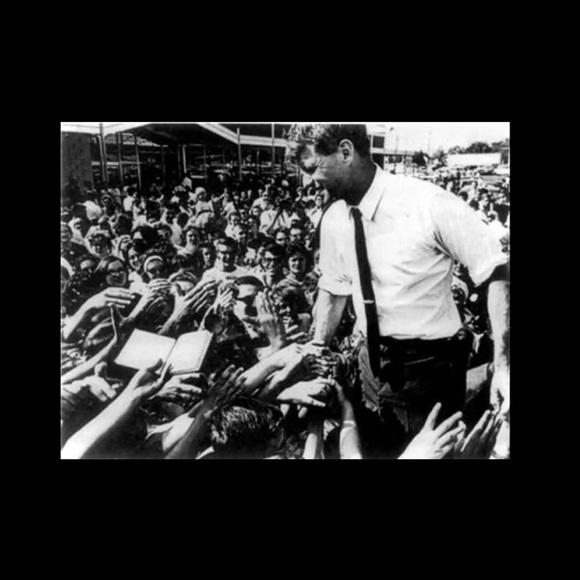 Look What’s Happening Out In The Streets Got A - Picture 3 of 8